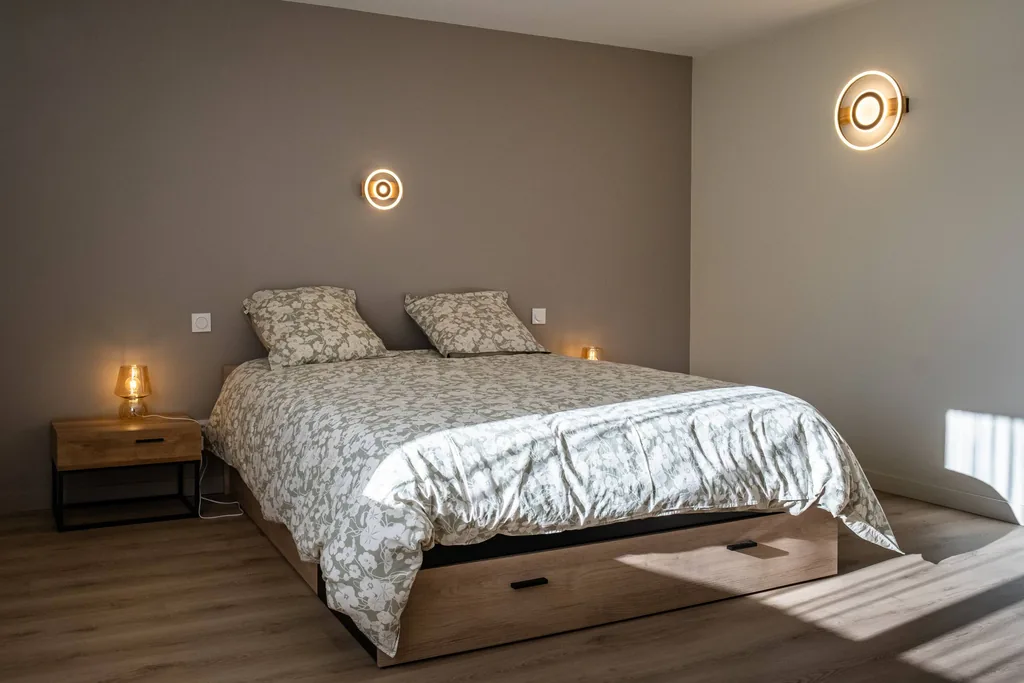 Chambre lumineuse avec lit double du gîte Au bord du Tarn