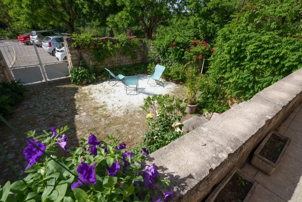 Cour et jardin fleuri avec transats du gîte Au bord du Tarn