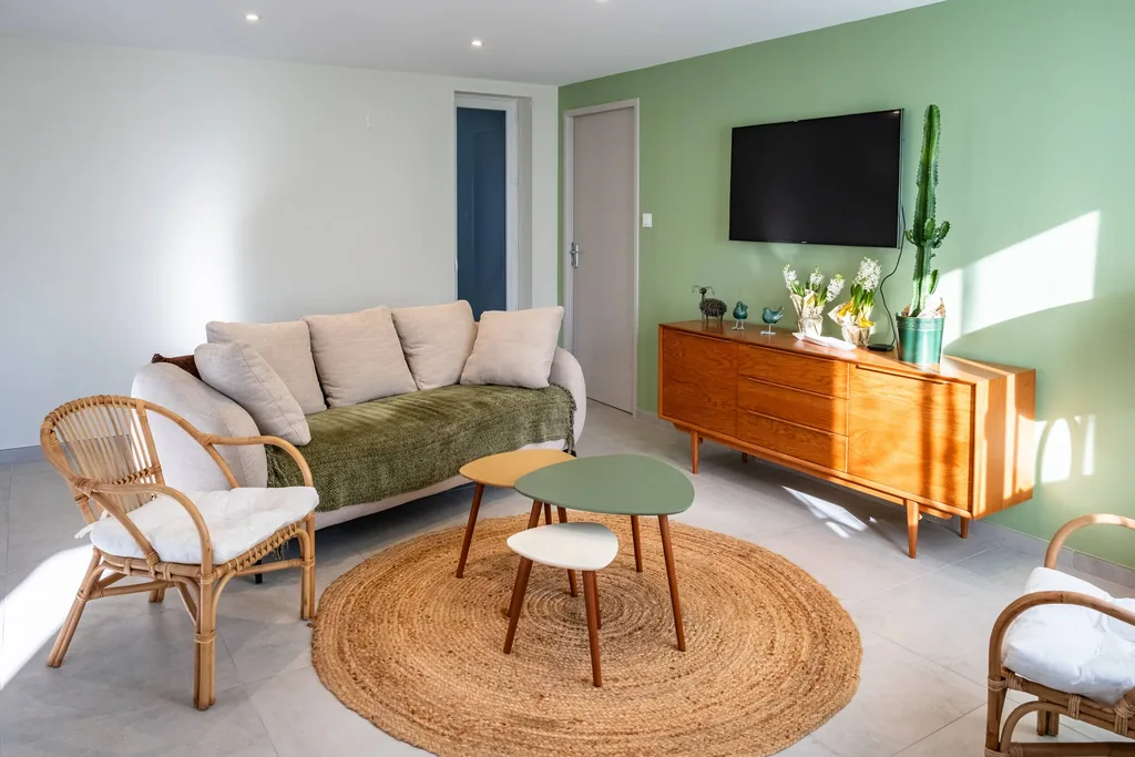 Salon lumineux du gîte Au bord du Tarn, entièrement rénové, à La Cresse