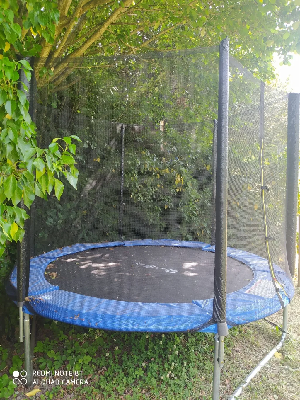 Trampoline dans le jardin du gîte Au bord du Tarn