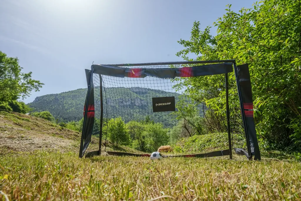 Aire de jeux avec cage de foot dans le jardin du gîte familial