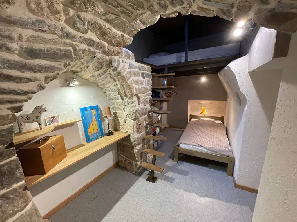 Chambre sous voûte de pierre ancienne du gîte spa