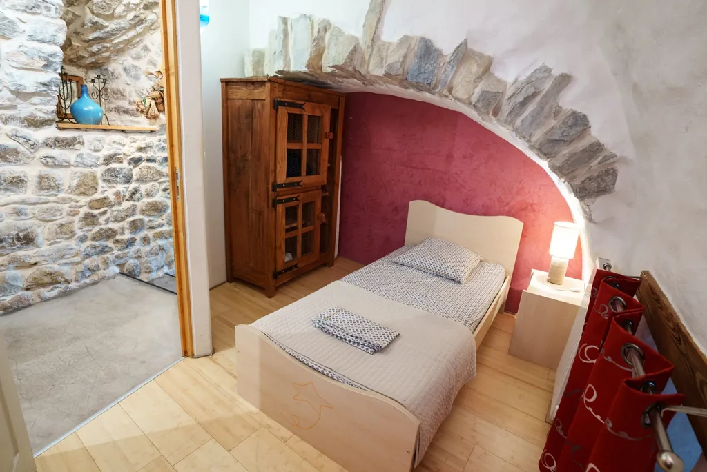 Chambre sous voûte de pierre du gîte Le Pailler d'Étienne