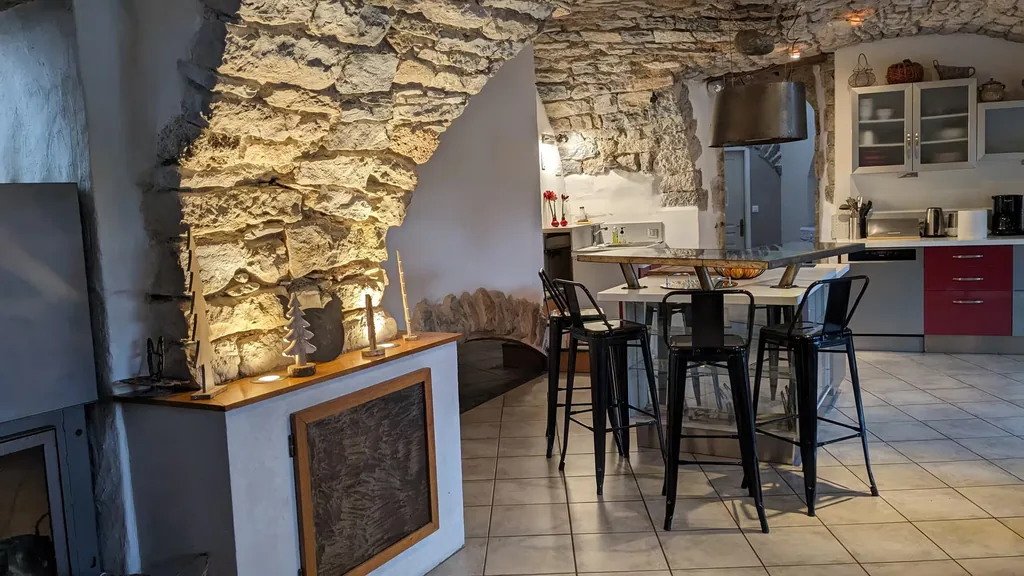Cuisine avec bar et tabourets du gîte Le Pailler d'Étienne