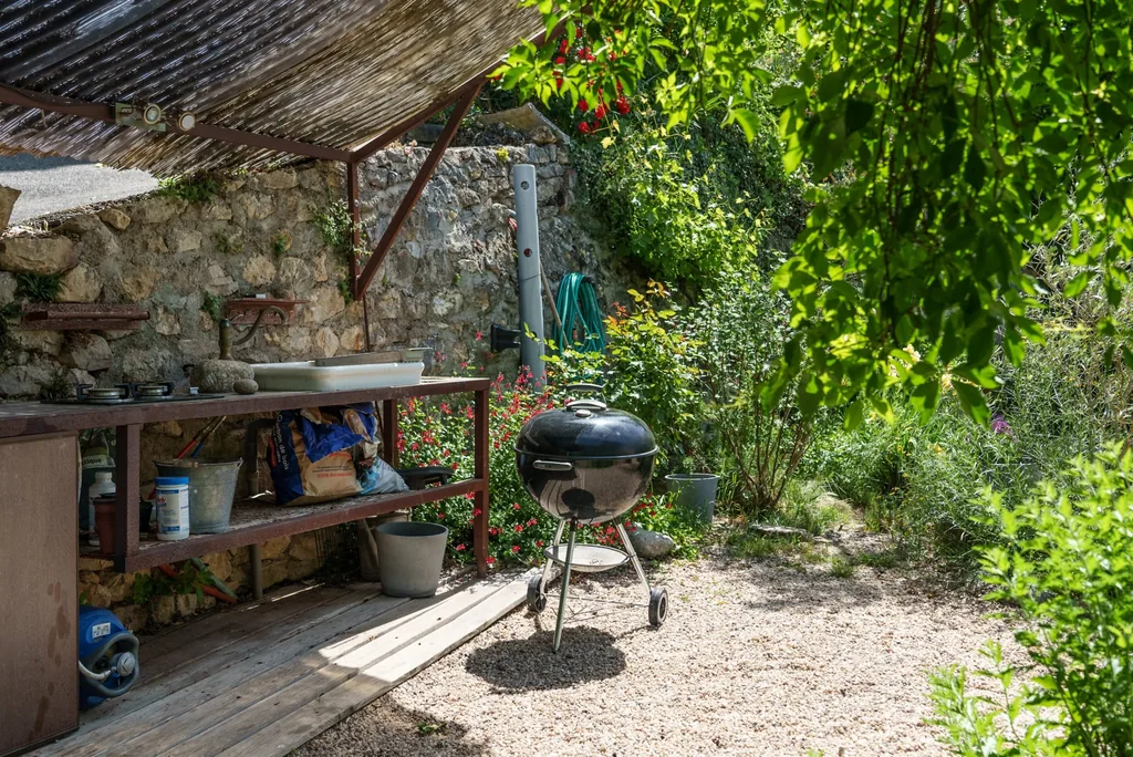 Cuisine d'été avec barbecue du gîte Le Pailler d'Étienne