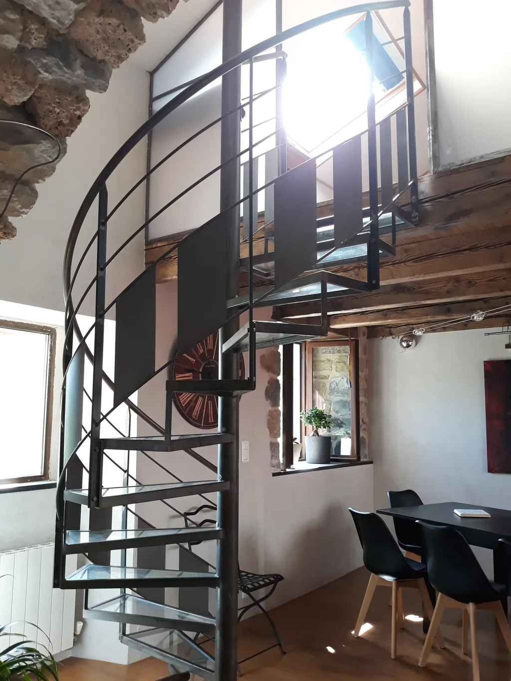 Escalier en colimaçon menant à la mezzanine