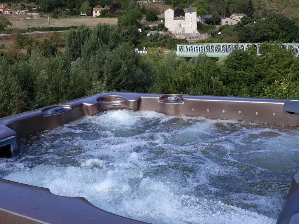 Jacuzzi privatif du gîte Le Pailler d'Étienne