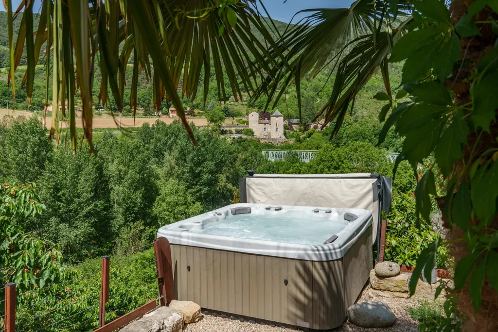 Spa jacuzzi privatif du gîte Le Pailler d'Étienne dans les Gorges du Tarn