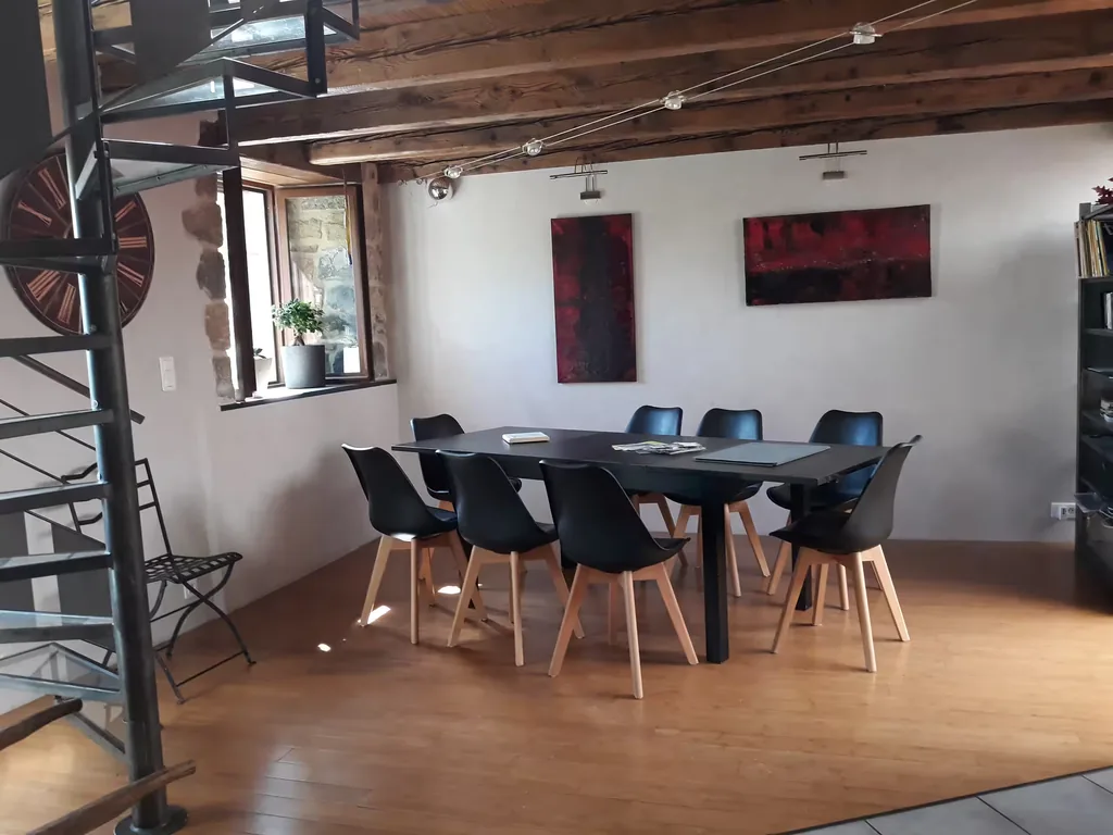 Grande table de la salle à manger du gîte 8 personnes