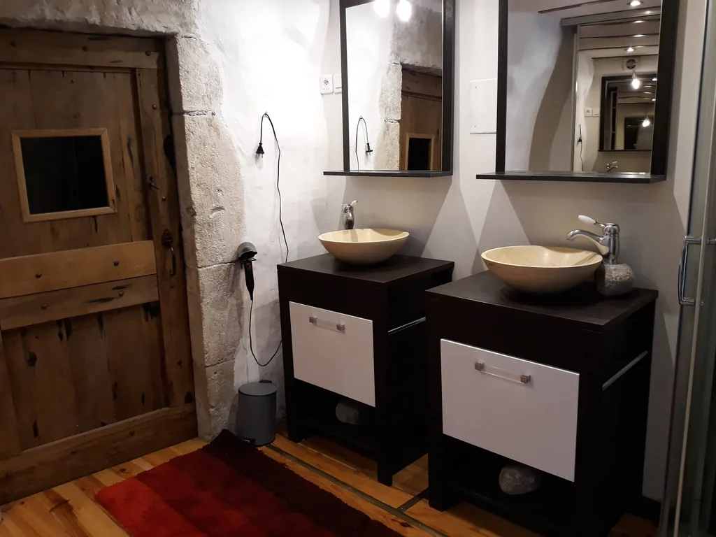 Salle de bain avec double vasque du gîte Le Pailler d'Étienne
