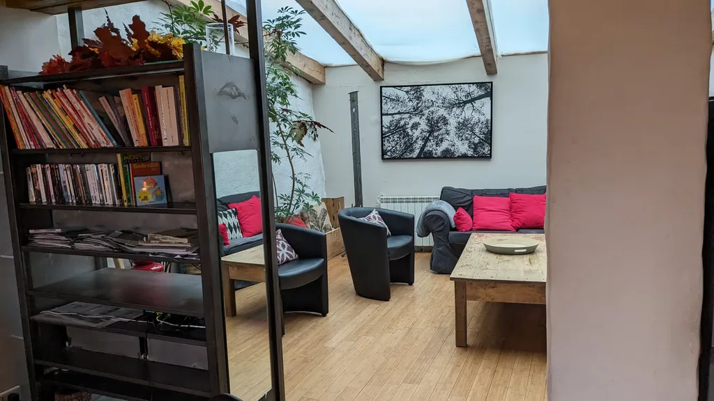 Salon avec bibliothèque et mezzanine du gîte Le Pailler d'Étienne