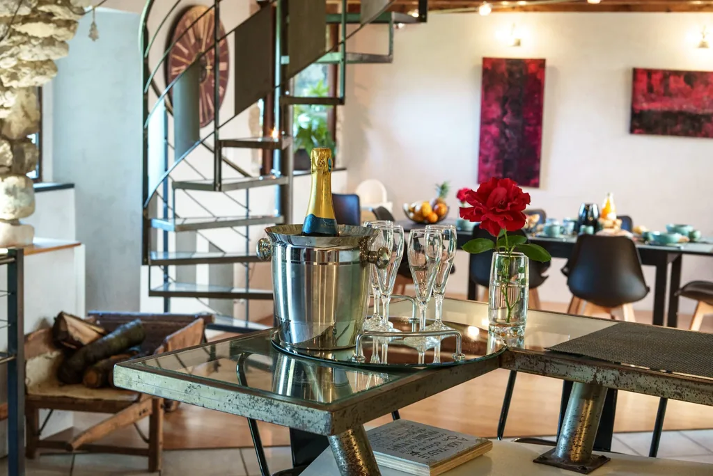 Table dressée avec champagne au gîte Le Pailler d'Étienne