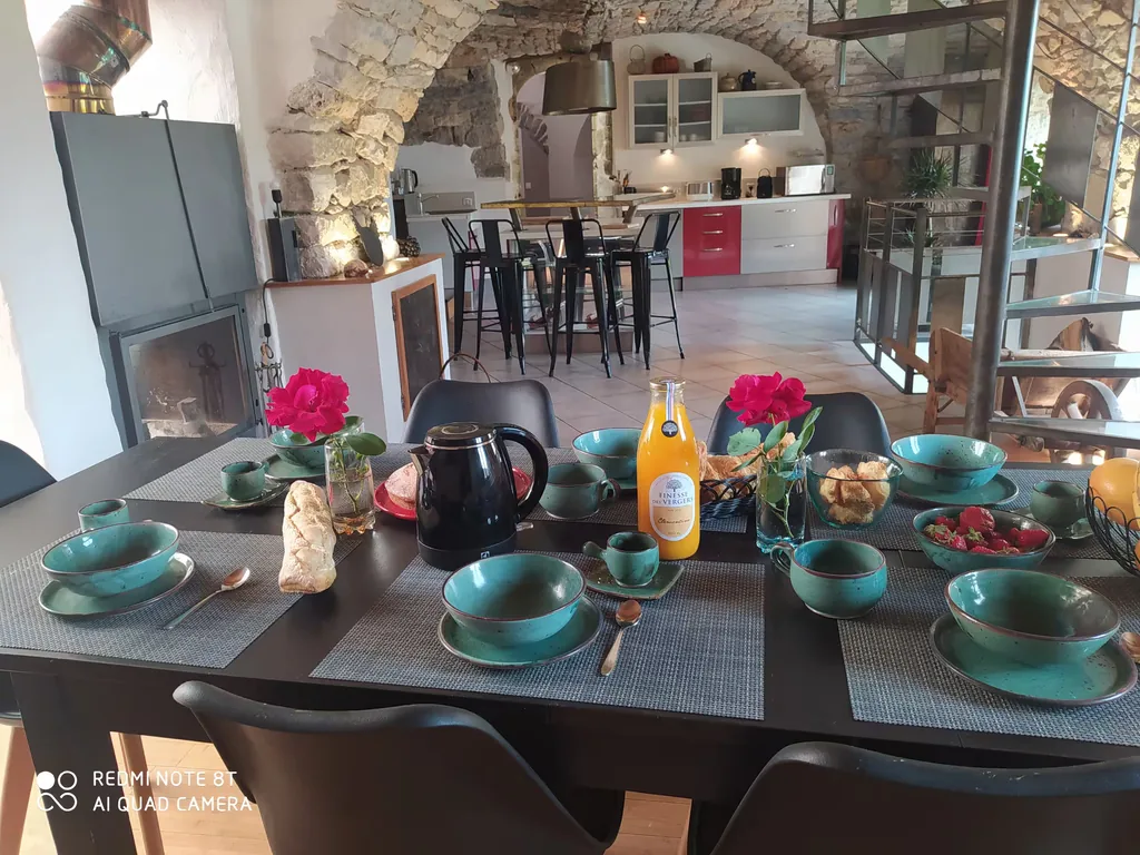 Table dressée pour un repas au gîte Le Pailler d'Étienne
