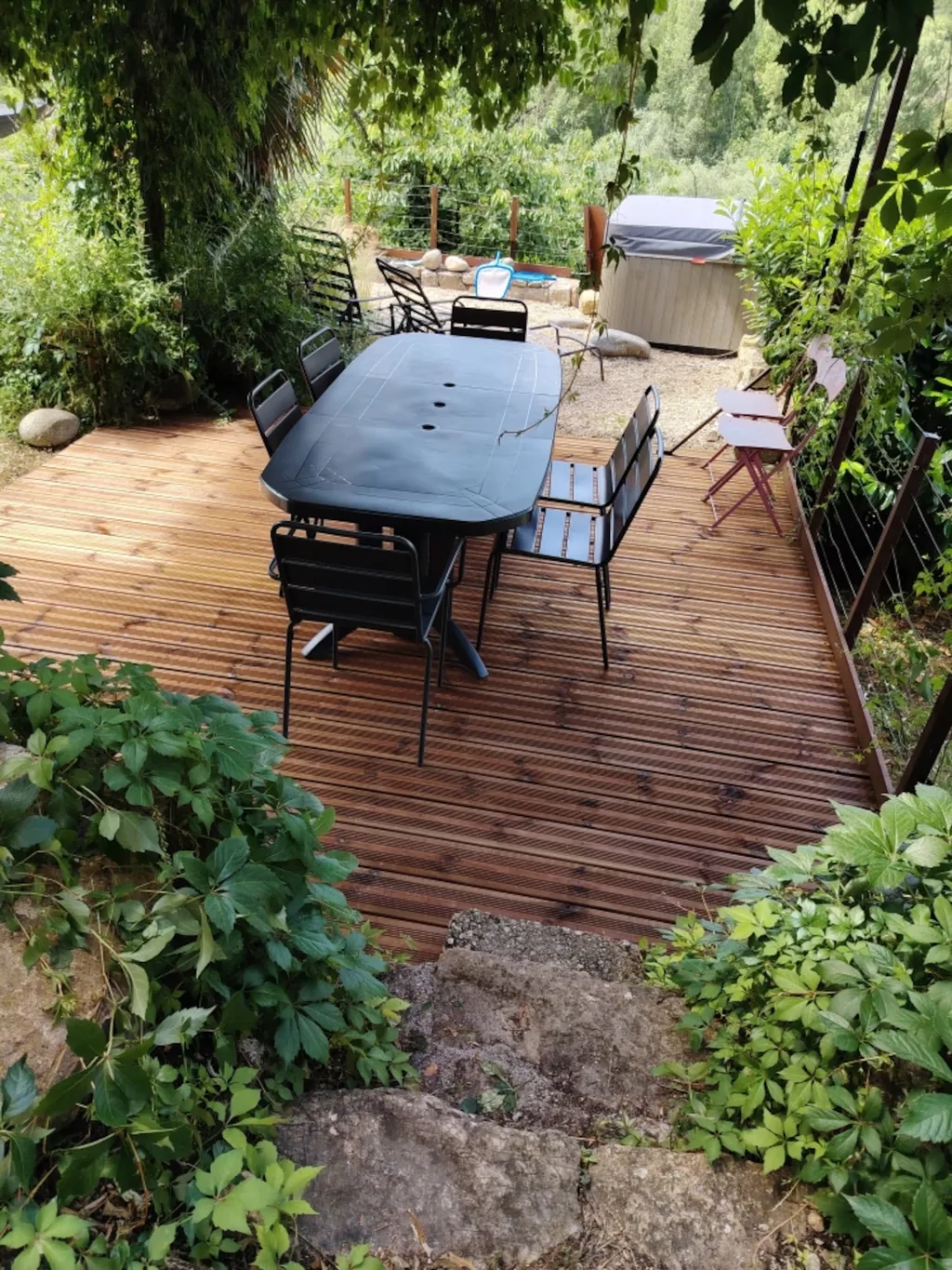Coin repas au jardin du gîte Le Pailler d'Étienne