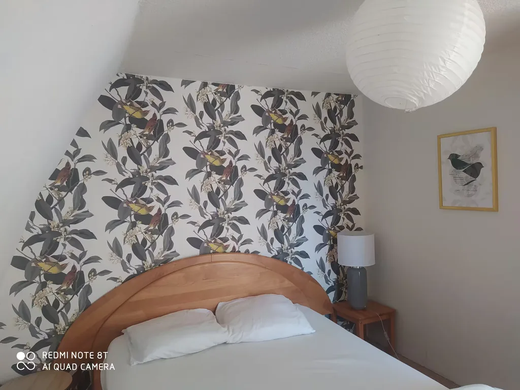 Chambre avec papier peint floral du gîte Gorge du Tarn