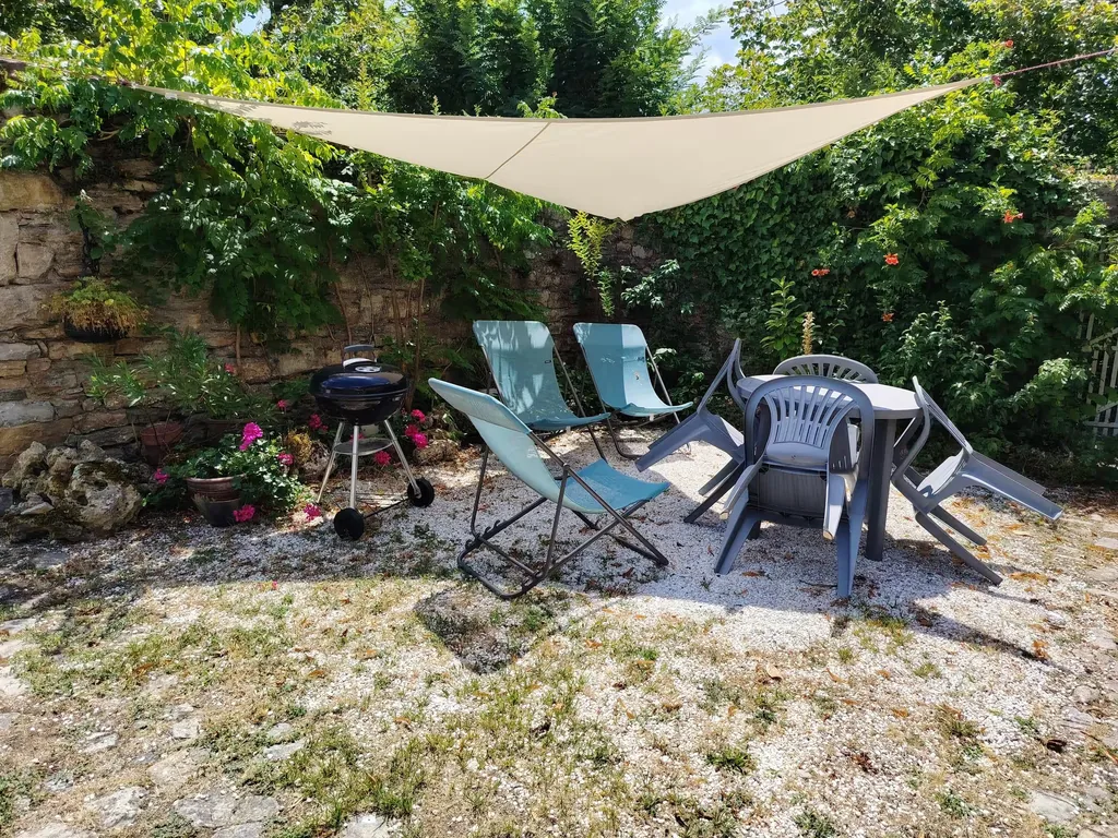 Jardin avec voile d'ombrage, transats et barbecue du gîte Gorge du Tarn à La Cresse en Aveyron