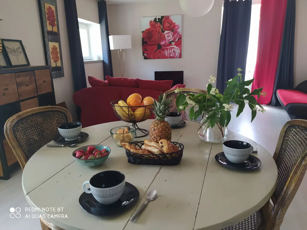 Petit-déjeuner servi dans le séjour du gîte Gorge du Tarn