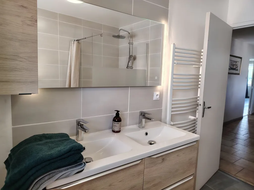 Salle de bain rénovée du gîte Gorge du Tarn