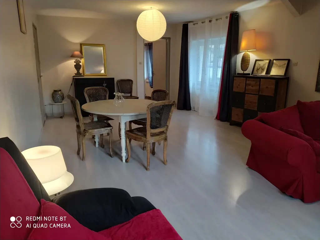 Séjour lumineux avec coin repas de l'appartement