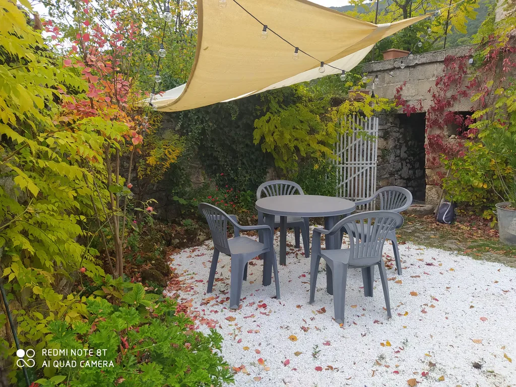 Terrasse avec voile d'ombrage et table du gîte Gorge du Tarn