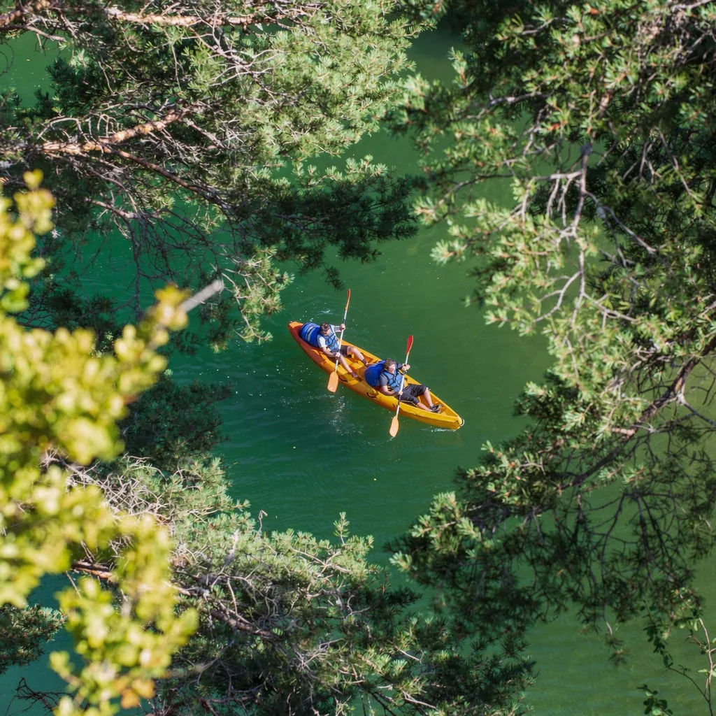 Descente en canoë-kayak sur les eaux vertes des Gorges du Tarn