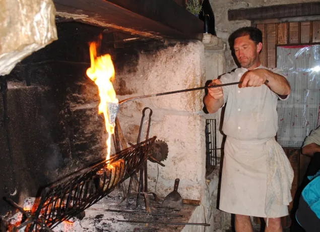 Grillades à la cheminée à la ferme auberge La Tindelle sur le Causse Noir