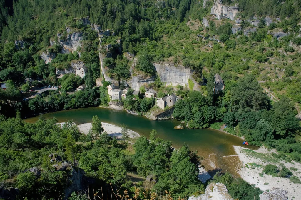 Méandre des Gorges du Tarn vu du ciel, entre falaises et rivière turquoise
