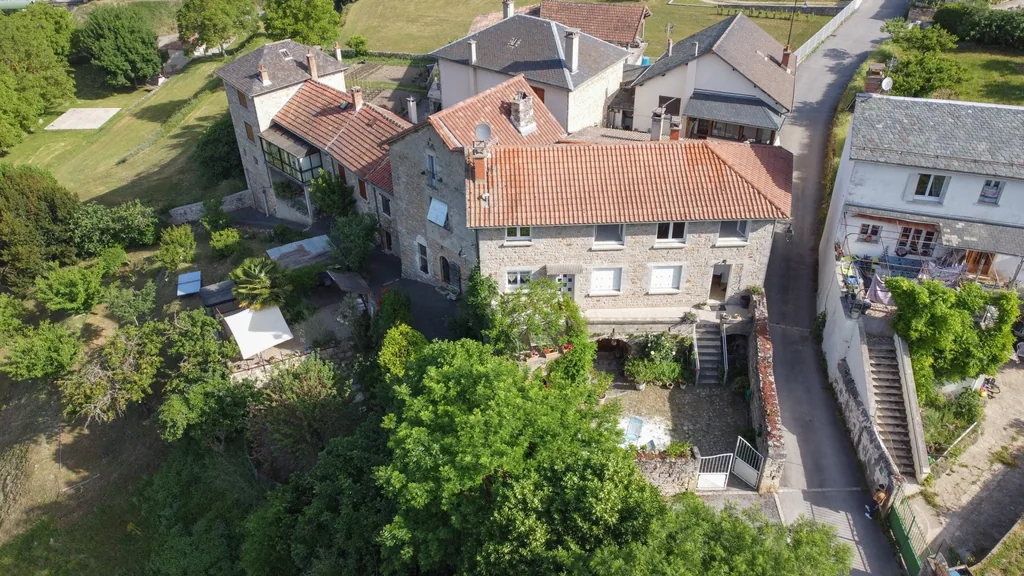 Vue aérienne du village de La Cresse en Aveyron, entouré de nature