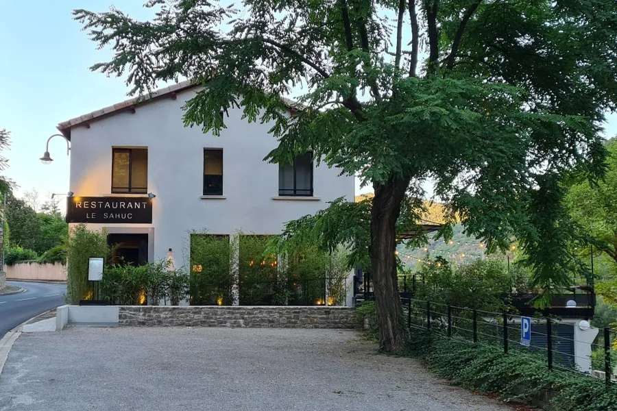 Façade du restaurant Le Sahuc, au pied du château de Peyrelade