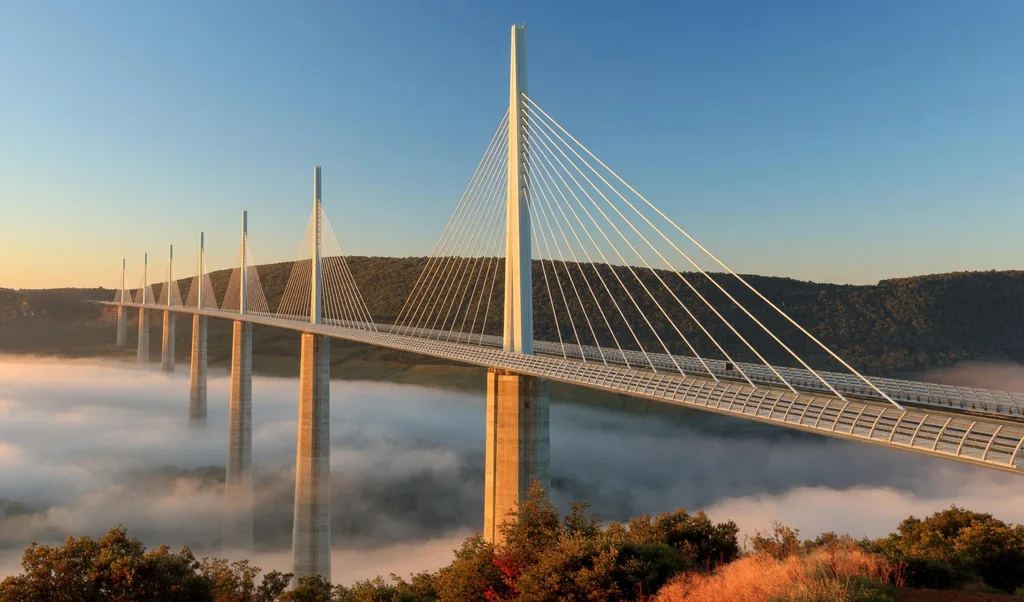 Le Viaduc de Millau émergeant de la brume au lever du jour
